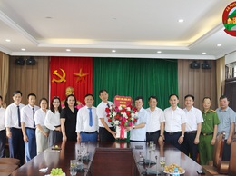 Lãnh đạo xã Phú Cát tặng hoa chúc mừng Ban Xây dựng Đảng nhân kỷ niệm 95 năm ngày truyền thống ngành Tuyên giáo