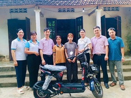 Ngân hàng chính sách xã hội Ba Vì phối hợp với Hội Liên hiệp Phụ nữ xã Yên Bài tổ chức tặng quà cho học sinh có hoàn cảnh đặc biệt khó khăn trên địa bàn xã.