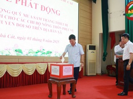 Phú Cát tổ chức lễ chào cờ đầu tháng 8 và phát động ủng hộ quỹ mua sắm thiết bị CNTT cho các chi bộ nông thôn