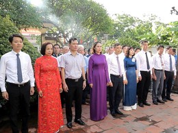 Đoàn đại biểu phường Dương Nội viếng nghĩa trang liệt sỹ trước thềm Đại hội Đảng bộ phường lần thứ I, nhiệm kỳ 2025 – 2030