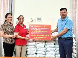 ỦY BAN MTTQ VIỆT NAM PHƯỜNG SƠN TÂY TIẾP NHẬN GẠO TRAO TẶNG CHO CÁC HỘ CÓ HOÀN CẢNH KHÓ KHĂN