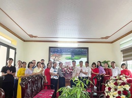 Lãnh đạo xã Hòa Phú tặng hoa chúc mừng Ngày truyền thống ngành Tuyên giáo của Đảng (01/8/1930 – 01/8/2025)

