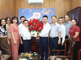 Các đồng chí lãnh đạo xã chúc mừng ngày truyền thống ngành Tuyên giáo của Đảng