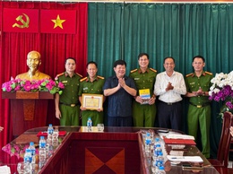 Tây Hồ: Khen thưởng đột xuất lực lượng Công an kịp thời bắt giữ tội phạm mua bán trái phép chất ma túy