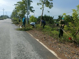 MTTQ CÙNG CÁC ĐOÀN THỂ XÃ ỨNG HOÀ TRỒNG HOA VÀ VỆ SINH MÔI TRƯỜNG.