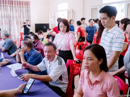 Người dân phường Phúc Lợi hào hứng, tự tin hơn với các tiện ích số