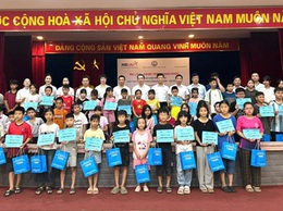 Trao kinh phí hỗ trợ và quà cho 200 trẻ em có hoàn cảnh khó khăn xã Sóc Sơn và An Khánh