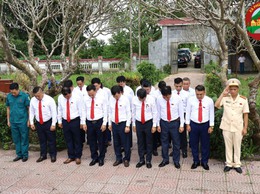 Đoàn đại biểu Đại hội Đảng bộ xã Phú Cát dâng hương, viếng Nghĩa trang Liệt sỹ trước thềm Đại hội