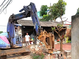 THÔN YÊN NINH KHỞI CÔNG HIẾN ĐẤT MỞ ĐƯỜNG TẠI NGÕ 5 XÓM MỚI