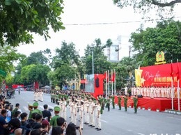 Người dân hào hứng xem công an diễu hành trong “Ngày hội vì Thủ đô bình yên”