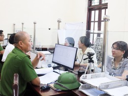 Xã Hòa Phú: Thực hiện nghiêm túc về việc hướng dẫn đổi thẻ đảng viên