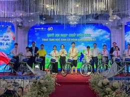 Trao tặng xe đạp cho học sinh vượt khó