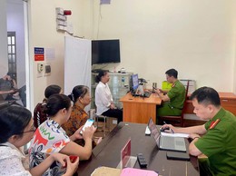 Phường Kiến Hưng đồng loạt đổi thẻ đảng viên, phấn đấu về đích ngày 13-8