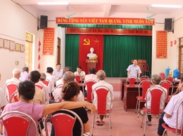 Đồng chí Phó Bí thư Đảng uỷ, Chủ tịch UBND xã Hoàng Tuân dự sinh hoạt chi bộ thôn Kim Quy