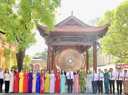 Ban chấp hành Đảng bộ phường Hai Bà Trưng và đại biểu chính thức dự Đại hội vào viếng Lăng Bác và tri ân các Anh hùng Liệt sỹ.
