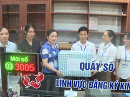 Các đồng chí lãnh đạo xã Vân Đình thăm và động viên cán bộ, công chức Điểm phục vụ hành chính công