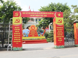 Vượt nắng hè rực lửa, Trung tâm Văn hóa - Thông tin và Thể thao xã Quốc Oai hoàn thành trang trí khánh tiết, sẵn sàng cho Đại hội Đảng bộ xã lần thứ Nhất