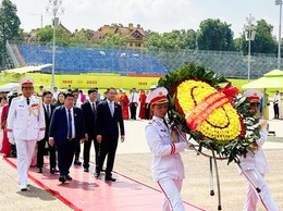 Đoàn đại biểu Đảng bộ phường Đống Đa báo công dâng Bác