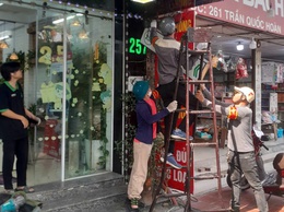 Phường Cầu Giấy ra quân xử lý vi phạm trật tự đô thị trên tuyến phố Trần Quốc Hoàn