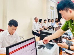 SÓC SƠN TÍCH CỰC TRIỂN KHAI ĐỔI THẺ ĐẢNG VIÊN