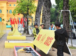Khẩn trương lắp đặt, chỉnh trang đô thị đón ngày lễ lớn
