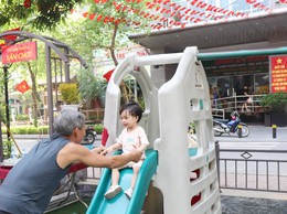 Phường Phú Diễn gắn biển công trình Dân vận khéo “Sân chơi rèn luyện thể chất TDP 19”