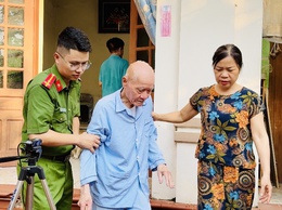 XÃ VÂN ĐÌNH HỖ TRỢ ĐẢNG VIÊN CAO TUỔI LÀM THẺ ĐẢNG TẠI NHÀ