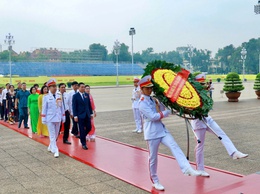 Đoàn đại biểu phường Xuân Đỉnh vào Lăng viếng Chủ tịch Hồ Chí Minh