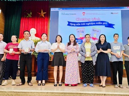 Trao tặng 165 suất sữa Hismart cho 112 trẻ em dưới 15 tháng tuổi tại xã Quốc Oai: chung tay vì tương lai trẻ em việt