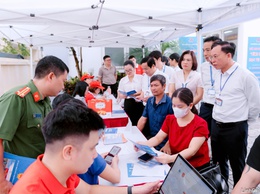 Phường Long Biên phát động hưởng ứng Chiến dịch “45 ngày đêm ra quân hỗ trợ hoạt động chuyển đổi số”