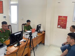 CÔNG AN XÃ BA VÌ THỰC HIỆN CAO ĐIỂM CẤP, ĐỔI THẺ ĐẢNG VIÊN GẮN CHÍP