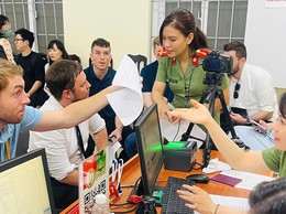 Công an phường Hà Đông đẩy mạnh tuyên truyền cấp tài khoản định danh điện tử mức 2 cho người nước ngoài
