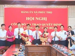 Đảng ủy xã Phúc Thọ công bố và trao Quyết định về công tác cán bộ