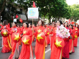 200 cán bộ, hội viên phụ nữ xã Quang Minh khoe sắc tại chương trình đồng diễn áo dài nhân kỷ niệm 80 năm Quốc khánh
