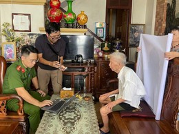 Công an phường Tây Hồ hỗ trợ đổi thẻ đảng viên tại nhà cho các đồng chí cao tuổi, sức khỏe yếu