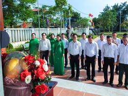 THƯỜNG TRỰC ĐẢNG ỦY XÃ TRUNG GIÃ DÂNG HƯƠNG TẠI KHU DI TÍCH NƠI THÀNH LẬP CHI BỘ XUÂN BẢNG