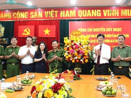 Chủ nhiệm Ủy ban Kiểm tra Trung ương Nguyễn Duy Ngọc thăm, chúc mừng Công an phường Hai Bà Trưng