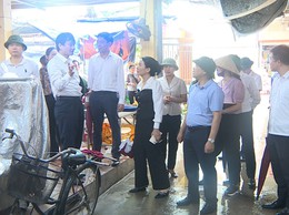 Ban Thường vụ Đảng ủy xã Phúc Thọ kiểm tra các chợ dân sinh trên địa bàn