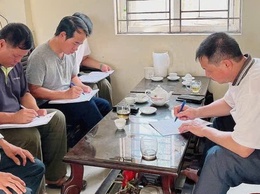 ỦY BAN MTTQ VIỆT NAM XÃ VÂN ĐÌNH TRIỂN KHAI KÝ CAM KẾT 5 KHÔNG, 5 CÓ GIỮA HỘ GIA ĐÌNH VỚI BAN CÔNG TÁC MẶT TRẬN KHU DÂN CƯ