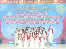 Đông đảo nhân dân xã Phúc Thọ cổ vũ cho Chương trình nghệ thuật chào mừng thành công Đại hội đại biểu Đảng bộ xã lần thứ I; kỷ niệm 80 năm Cách mạng tháng Tám thành công và Quốc khánh nước CHXHCNVN