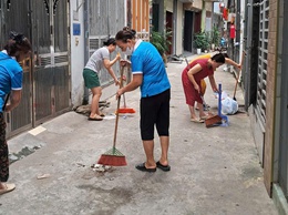Hội LHPN phường Dương Nội ra quân tổng vệ sinh môi trường, diệt bọ gậy, loăng quăng phòng chống sốt xuất huyết