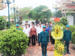 Các đồng chí lãnh đạo xã Hòa Phú dâng hương tại Nghĩa trang Liệt sỹ nhân dịp Đại hội Đảng bộ xã lần thứ I