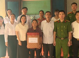 Uỷ ban MTTQ Việt Nam xã phối hợp với Công an xã thăm, tặng quà các gia đình có hoàn cảnh khó khăn