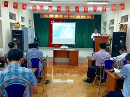 Đồng chí Vũ Quốc Anh, Phó Bí thư Thường trực Đảng ủy dự sinh hoạt chi bộ tại thôn Thường Xuyên
