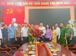 Lãnh đạo xã Gia Lâm chúc mừng Công an xã nhân kỷ niệm 80 năm Ngày truyền thống Công an nhân dân và 20 năm Ngày hội Toàn dân bảo vệ an ninh Tổ quốc