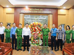Phường Xuân Phương thăm, chúc mừng các đơn vị Công an trên địa bàn nhân kỷ niệm 80 năm Ngày truyền thống lực lượng Công an Nhân dân Việt Nam