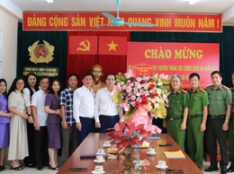 Lãnh đạo xã Phú Nghĩa tặng hoa chúc mừng Công an xã nhân dịp kỷ niệm 80 năm Ngày truyền thống Công an nhân dân; 20 năm ngày Hội Toàn dân bảo vệ an ninh Tổ quốc