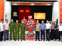 Các đồng chí Lãnh đạo xã thăm, chúc mừng lực lượng công an xã nhân dịp kỷ niệm 80 năm ngày truyền thống CAND