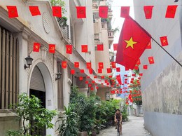 Cầu Giấy rực rỡ sắc đỏ - Hưởng ứng treo cờ Tổ quốc chào mừng kỷ niệm 80 năm Cách mạng Tháng Tám và Quốc khánh nước Cộng hòa xã hội chủ nghĩa Việt Nam