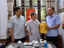 UBND xã Đan Phượng thành lập 5 đoàn đi thăm, tặng quà tới người có công với cách mạng nhân dịp Kỷ niệm 80 năm ngày Quốc khánh 2/9.